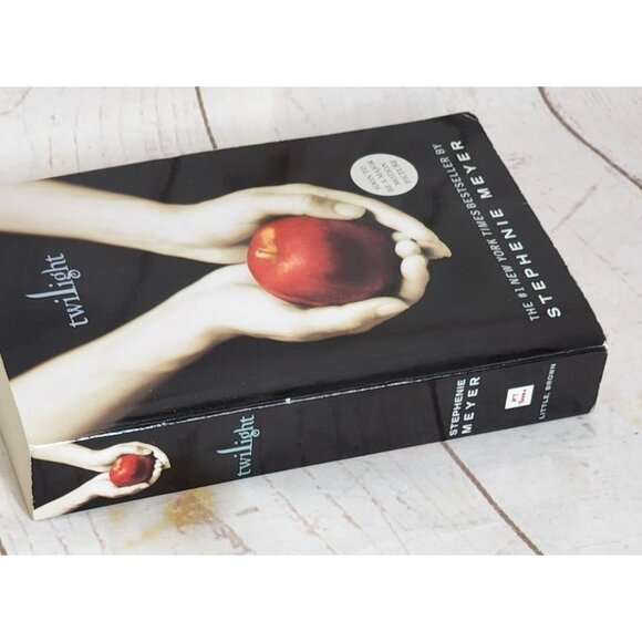 Twilight By Stephenie Meyer Paperback Book - Picture 15 of 15